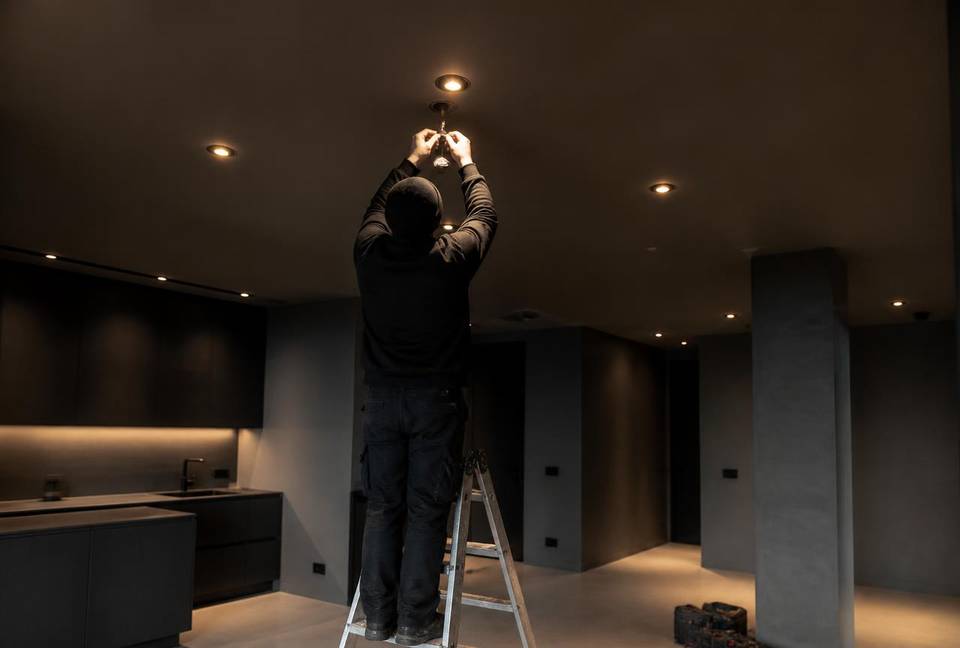 Elektrik paigaldab redelil süvistatud LED-kohtvalgusteid korteri lakke